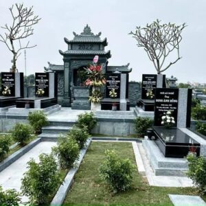 Khu lăng mộ đá xanh rêu